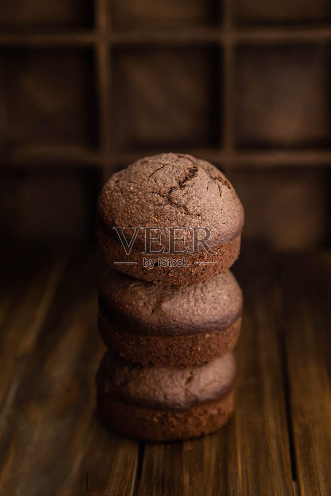 深色木桌上堆放着自制的巧克力松饼。食物喜怒无常的风格。照片摄影图片