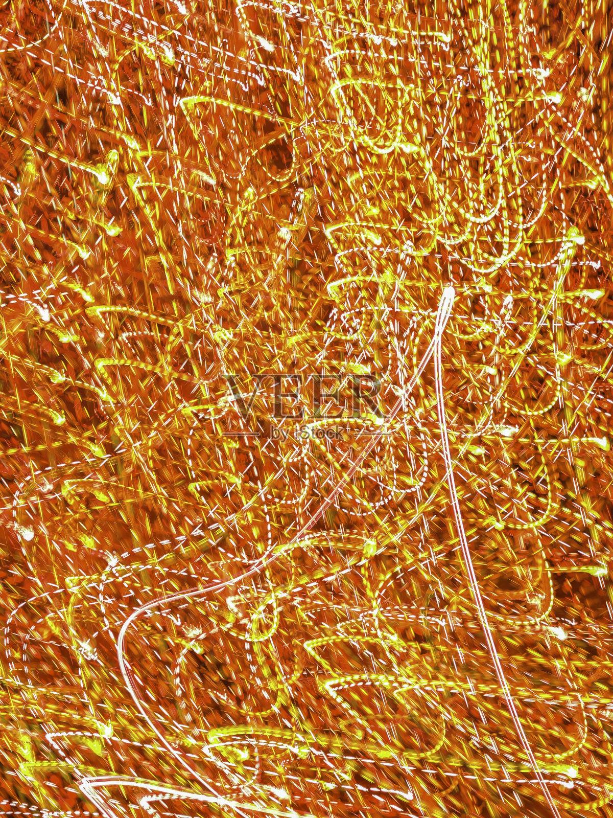 橙色和黄色的节日灯光点缀其间照片摄影图片