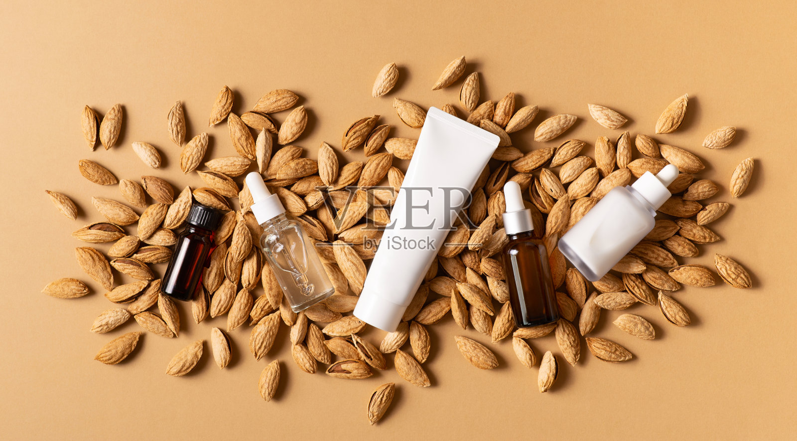 精华杏仁油瓶子坚果杏仁带壳照片摄影图片