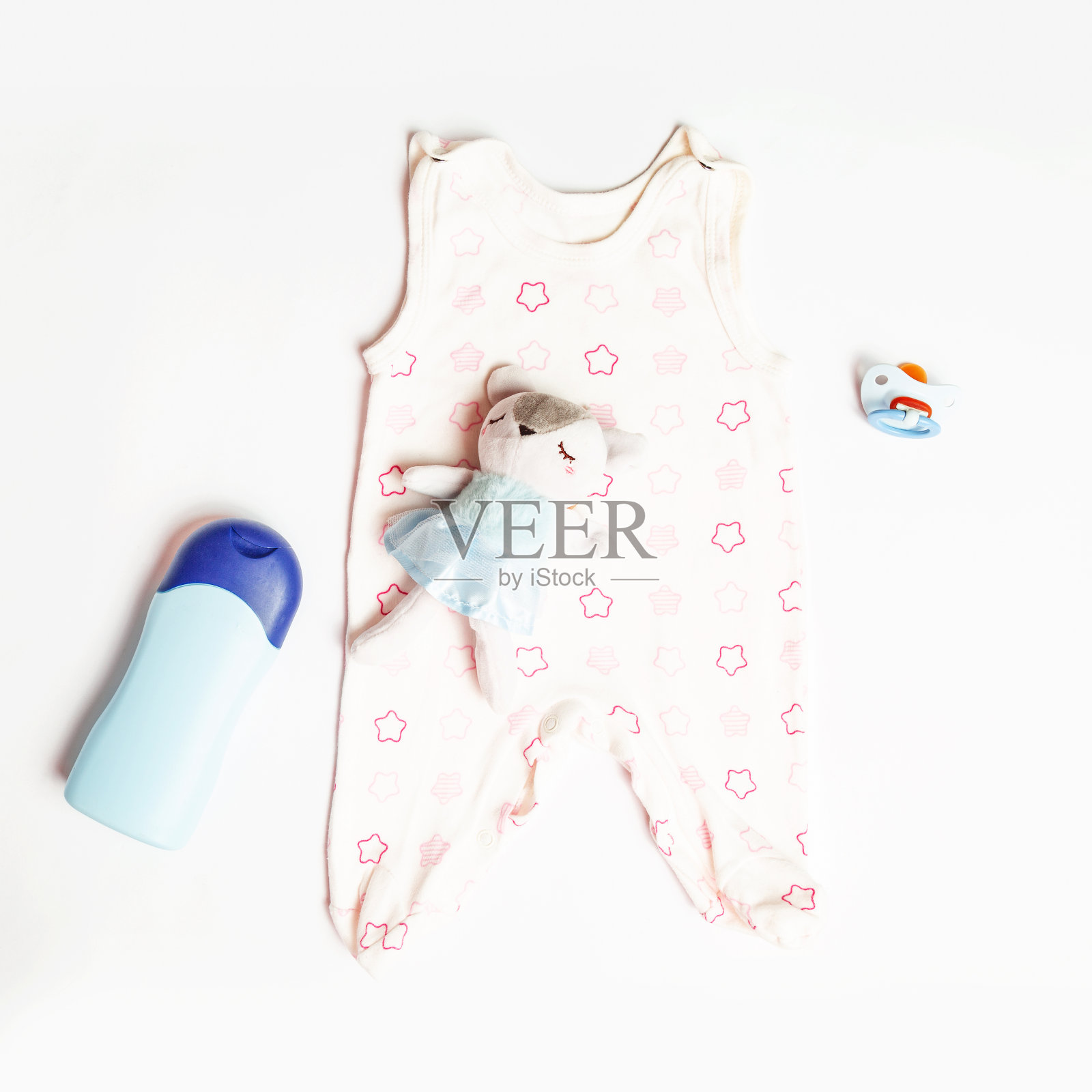 孩子accsessory。小女孩的物品。白色背景下新生儿的衣服和配件。前视图。平躺照片摄影图片