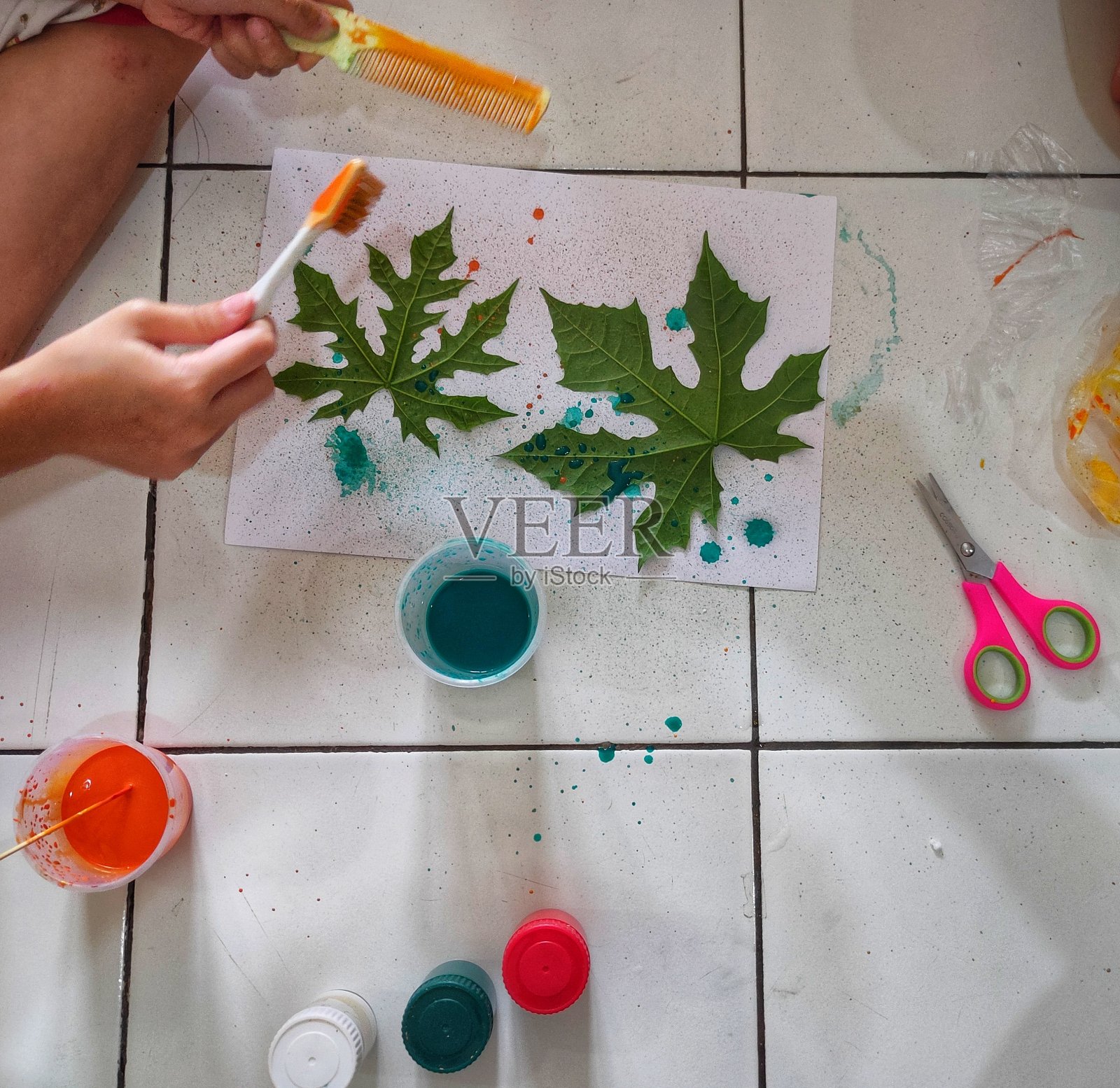 孩子们在地板上画画照片摄影图片