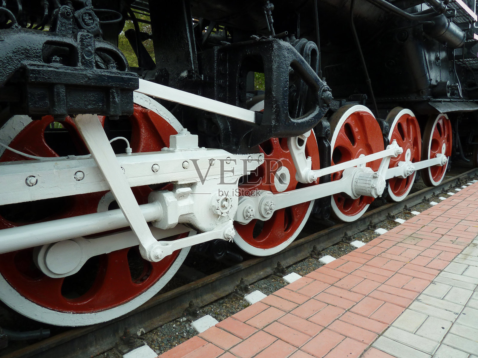 蒸汽机车的红色驱动轮,由杠杆连接照片摄影图片