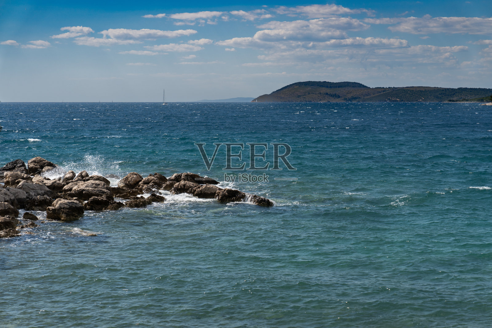 亚得里亚海的波浪冲击着赫瓦尔岛的岩石海岸照片摄影图片