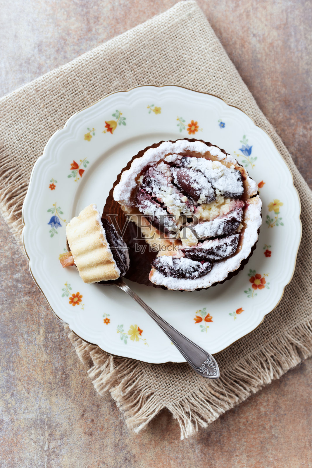 梅子派在质朴的石头背景上。前视图。照片摄影图片