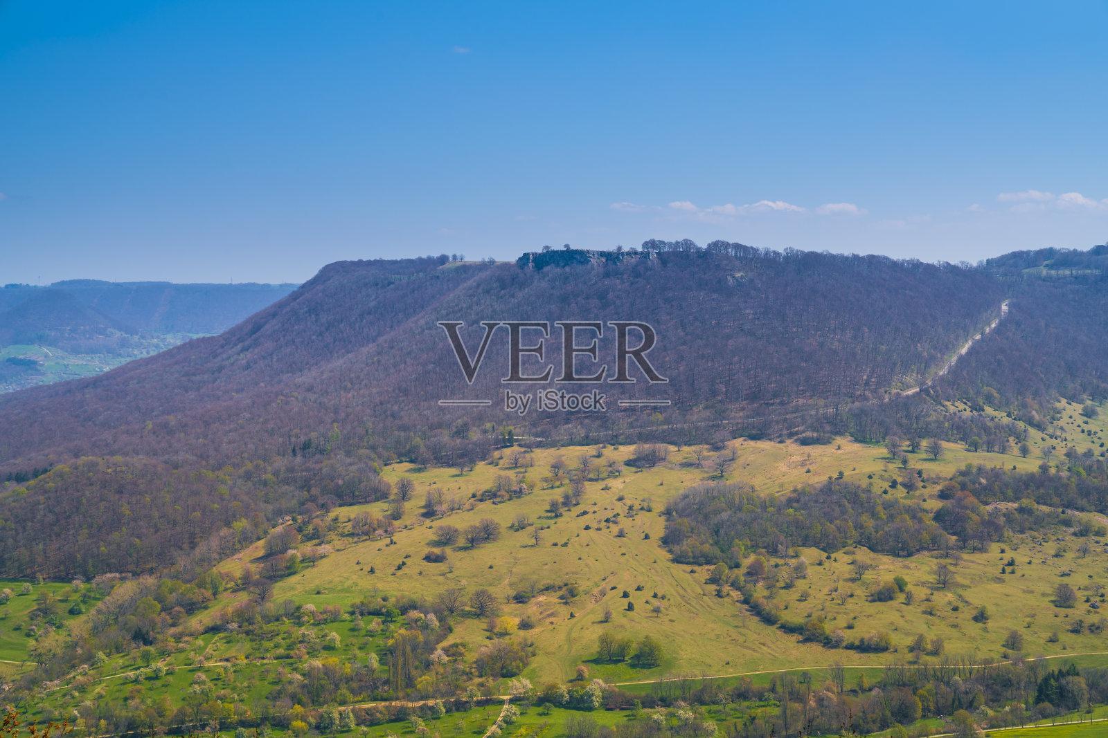 德国,在阳光明媚的日子里,无人机俯瞰斯图加特附近的斯瓦比亚阿尔布自然景观布莱滕施泰因岩石照片摄影图片