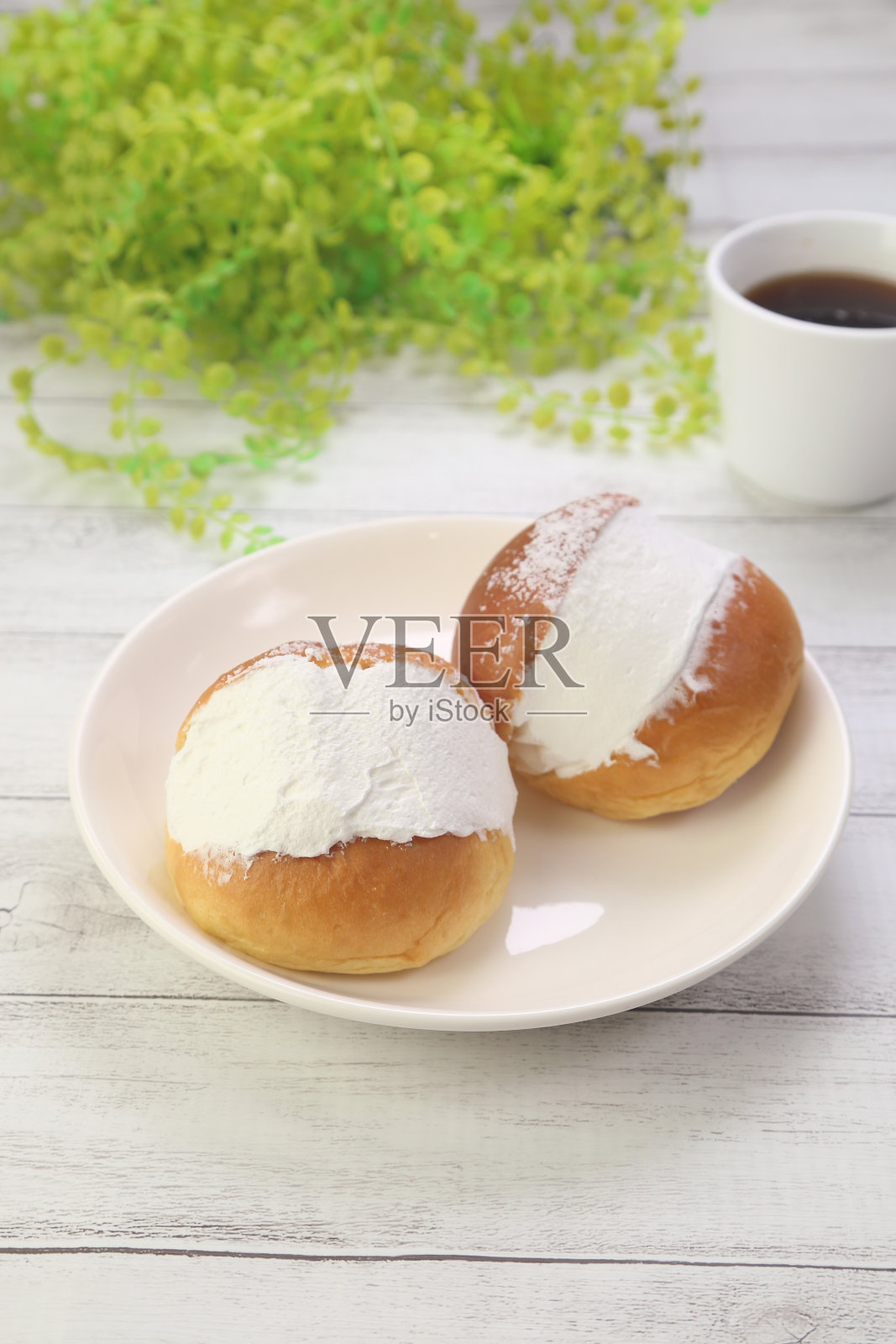 意大利罗马传统的“Maritozzo”面包。照片摄影图片