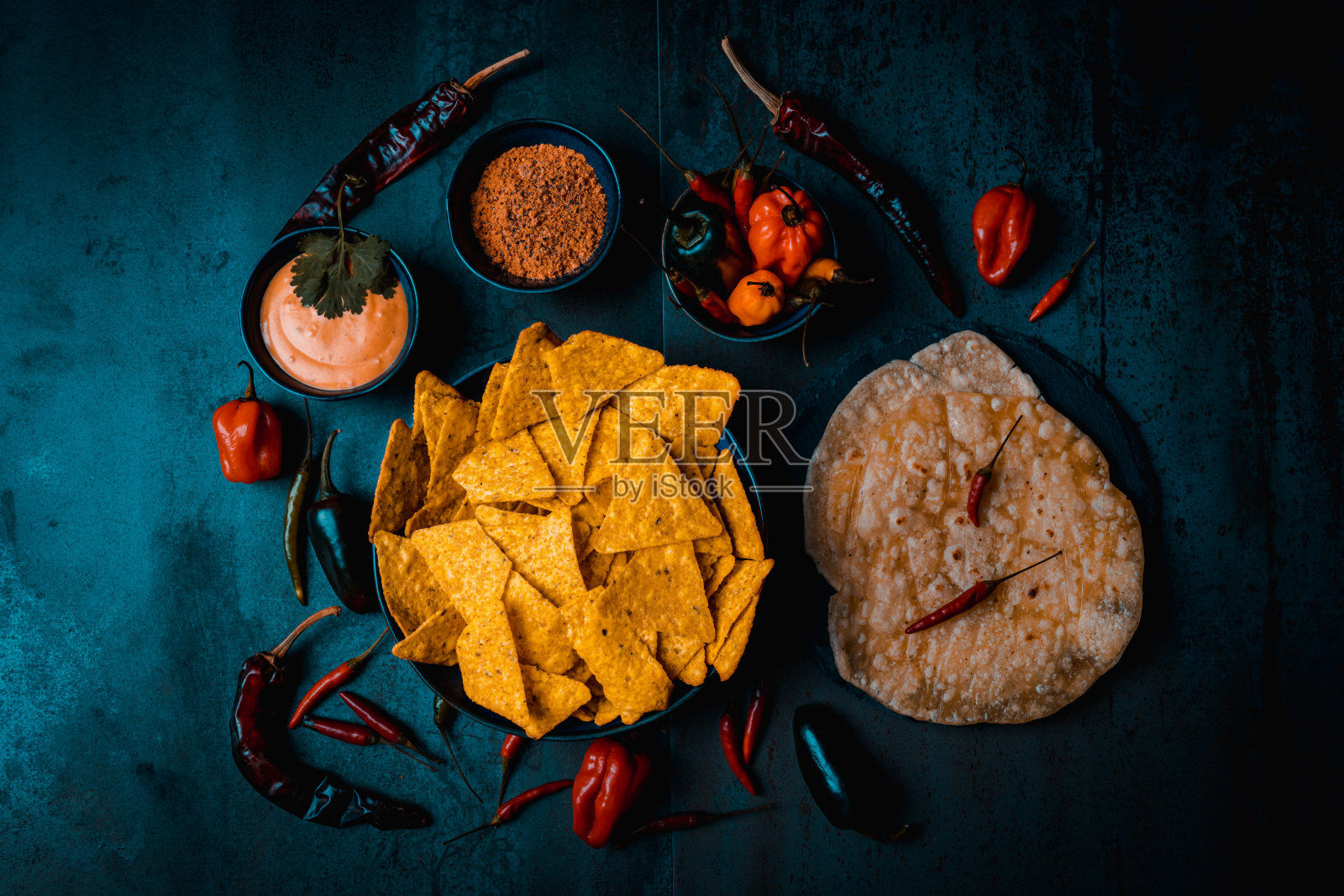 墨西哥食物,以玉米片、辣椒、酱汁、鳄梨酱、芝士为背景照片摄影图片