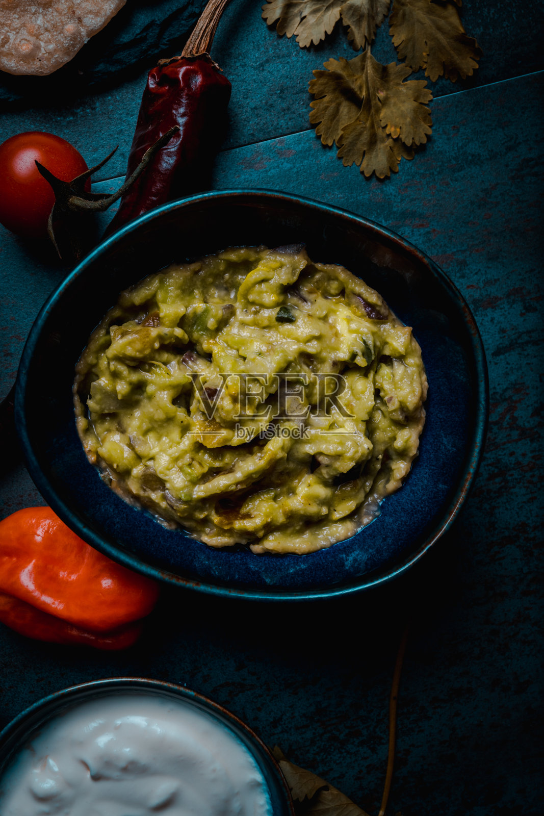 鳄梨色拉酱,酸奶油和辛辣的红辣椒照片摄影图片