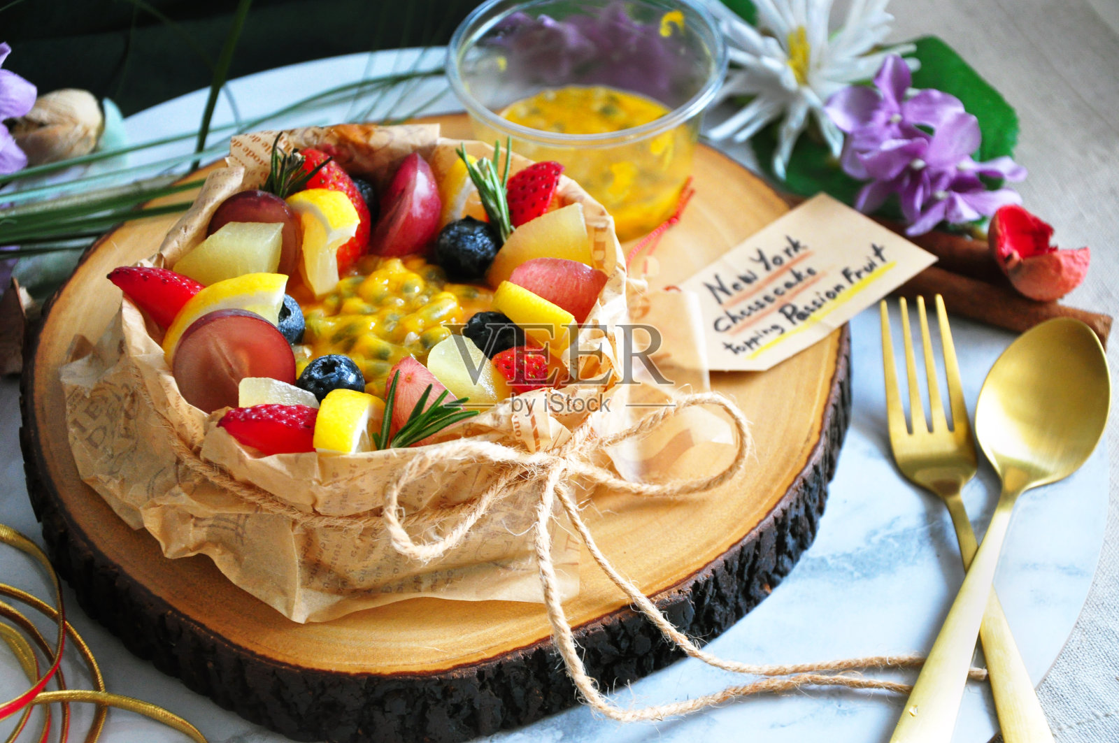 漂亮的夏日水果芝士蛋糕在木板上照片摄影图片