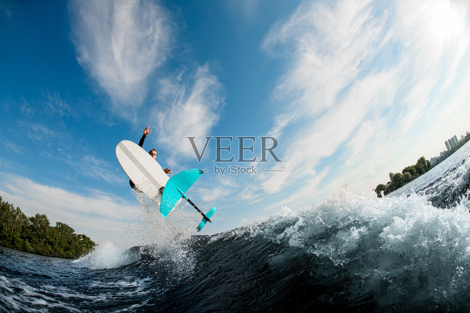 美丽的景象箔板上的人有效地跳在波浪上照片摄影图片