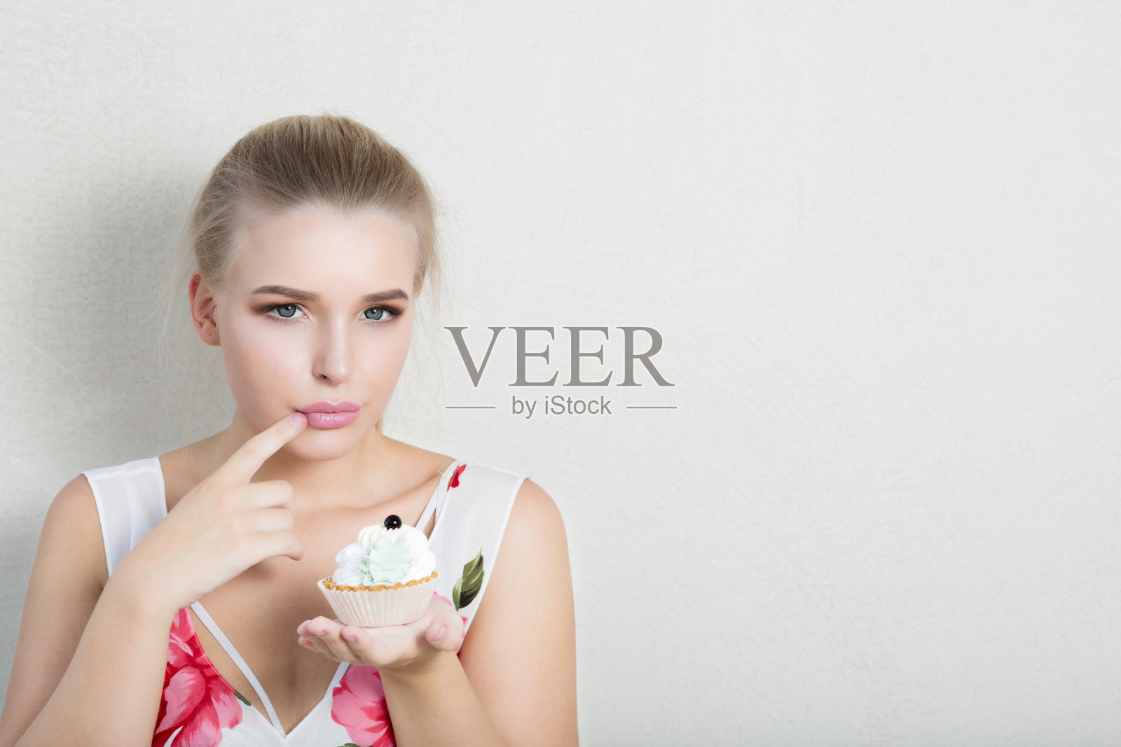 心烦节食金发女士拿着甜点奶油。空间的文本照片摄影图片