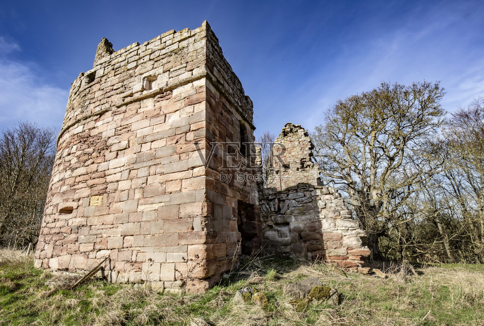 旧农舍废墟的外墙。照片摄影图片