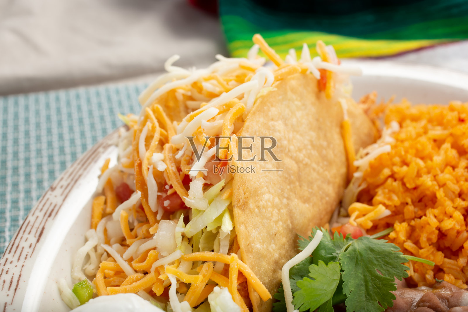 硬壳煎玉米卷板照片摄影图片