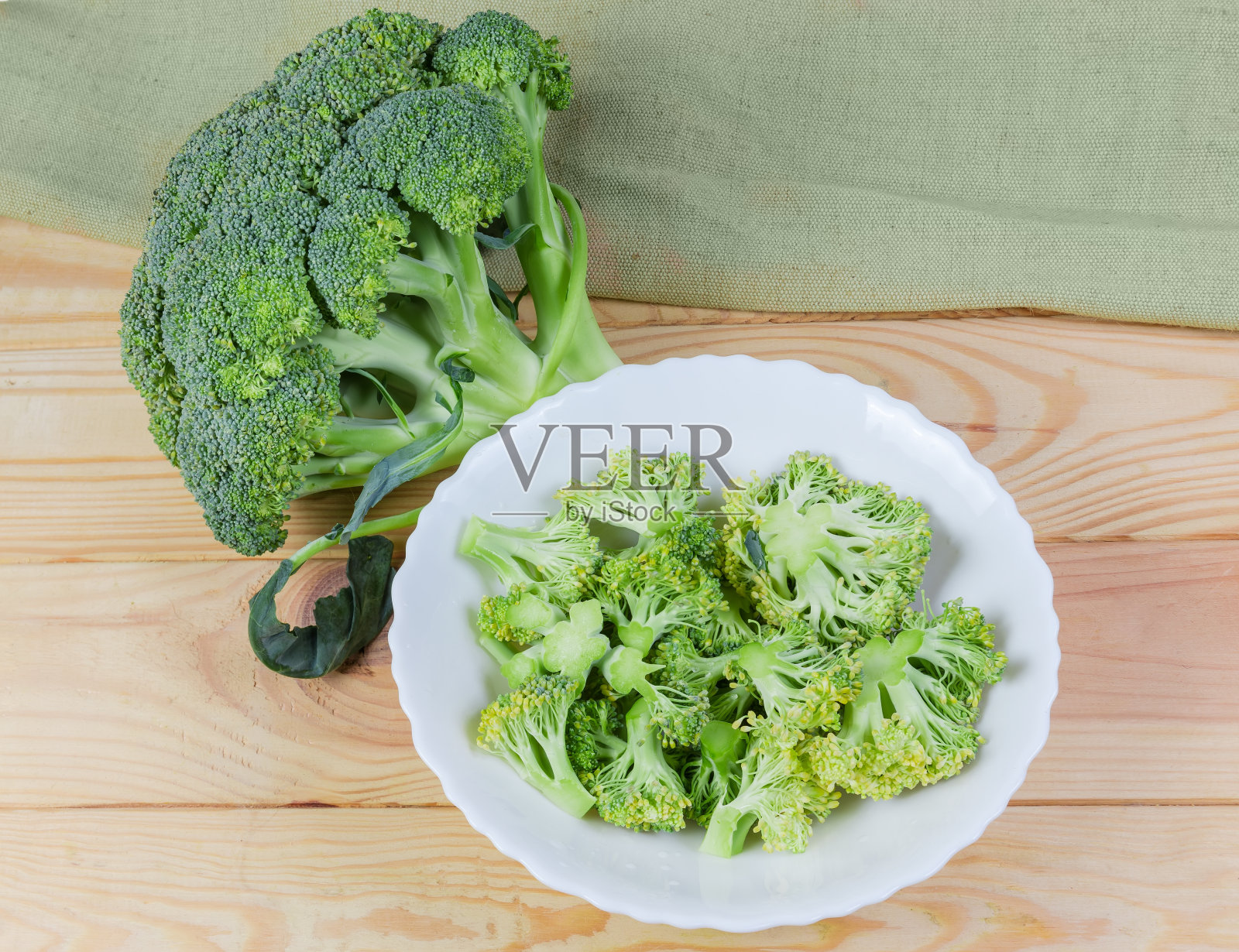 将生花椰菜片放在菜上,贴着花椰菜头照片摄影图片