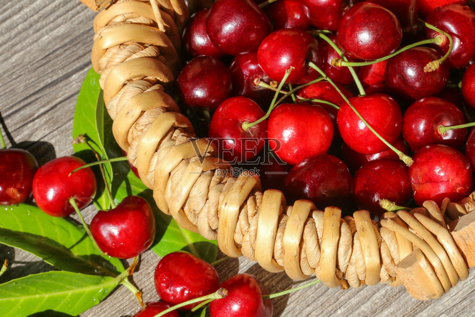 近距离观察美味的甜樱桃照片摄影图片