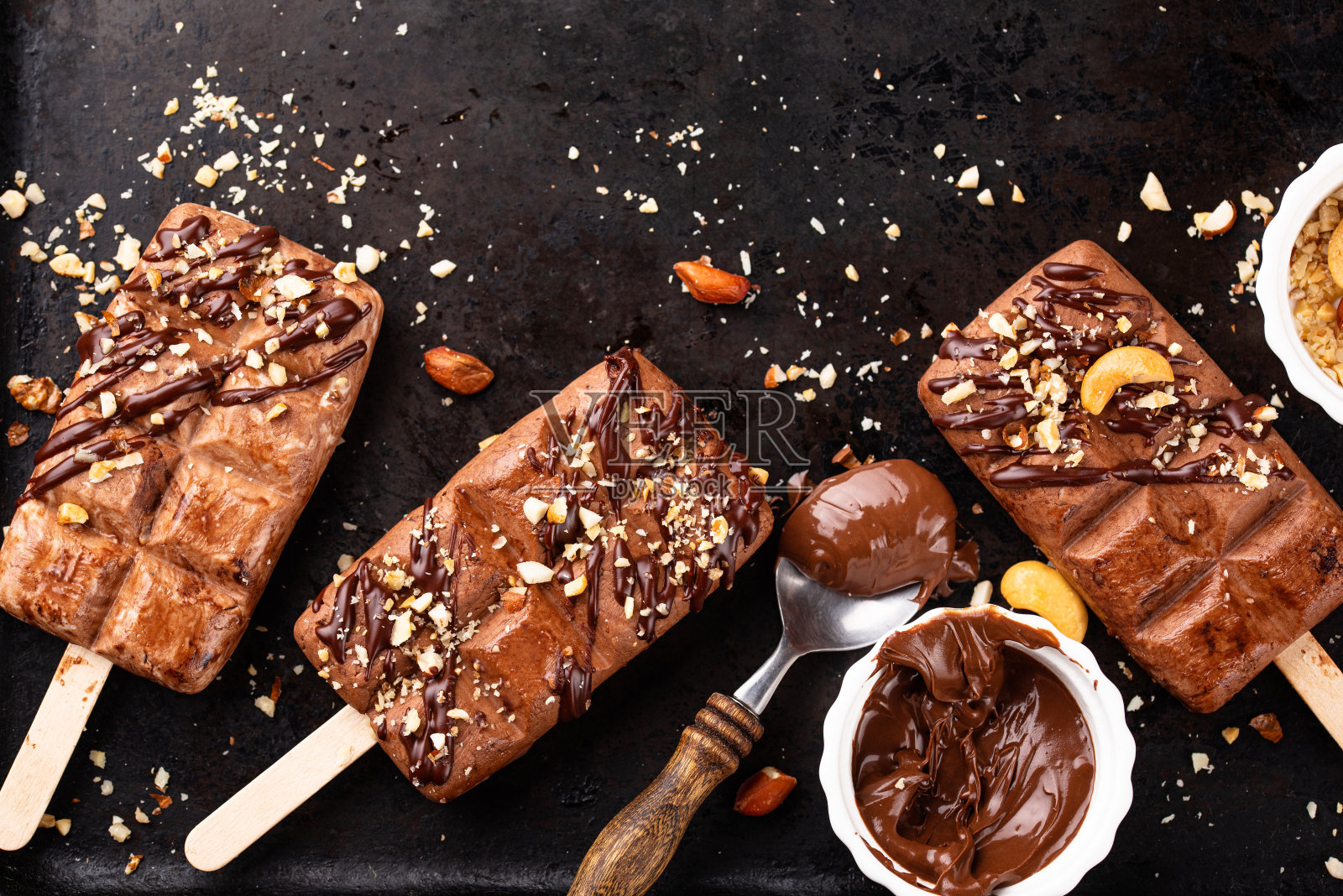 带坚果的巧克力冰淇淋冰棒照片摄影图片