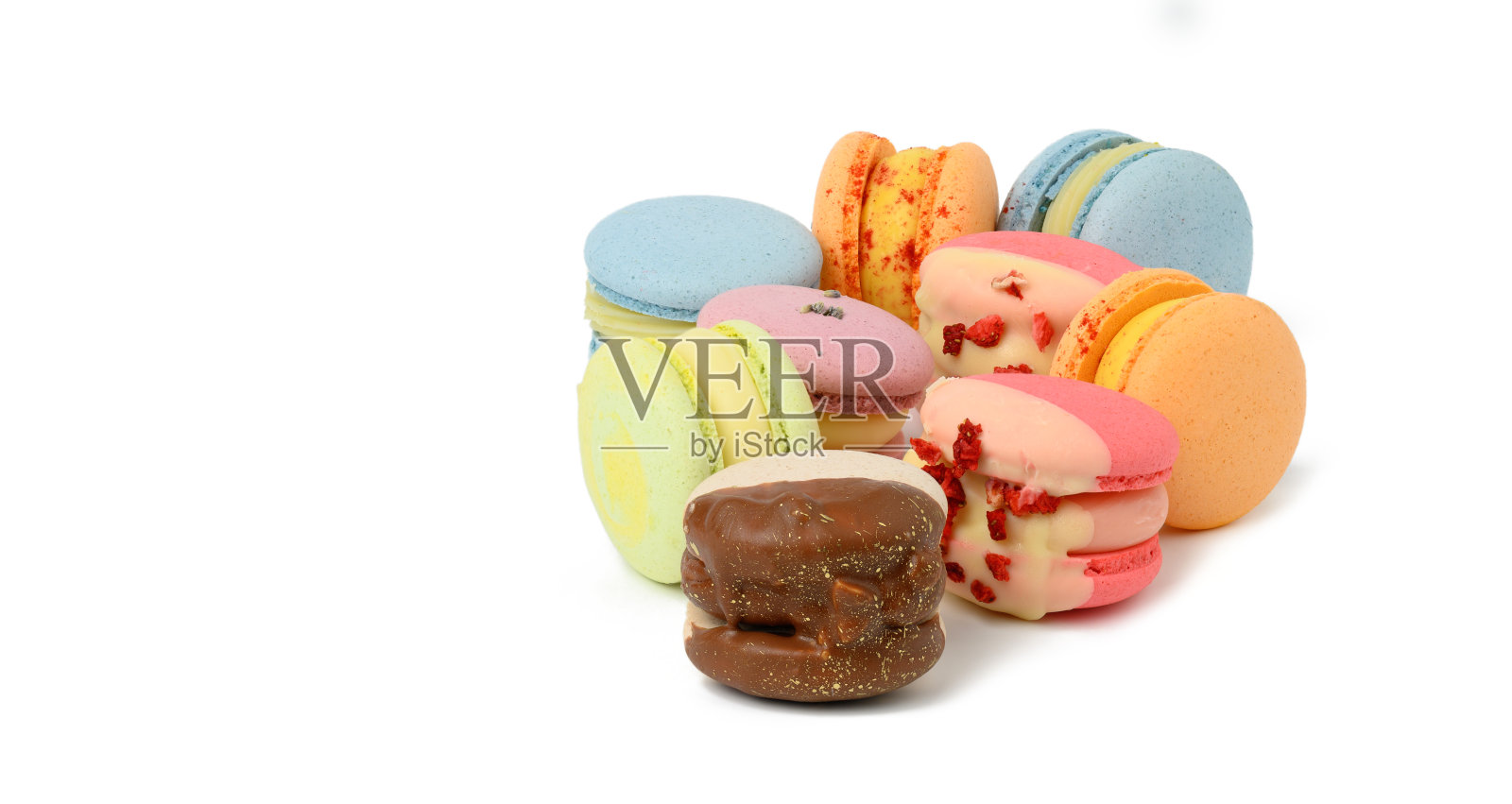 在白色背景上烤圆的彩色马卡龙照片摄影图片