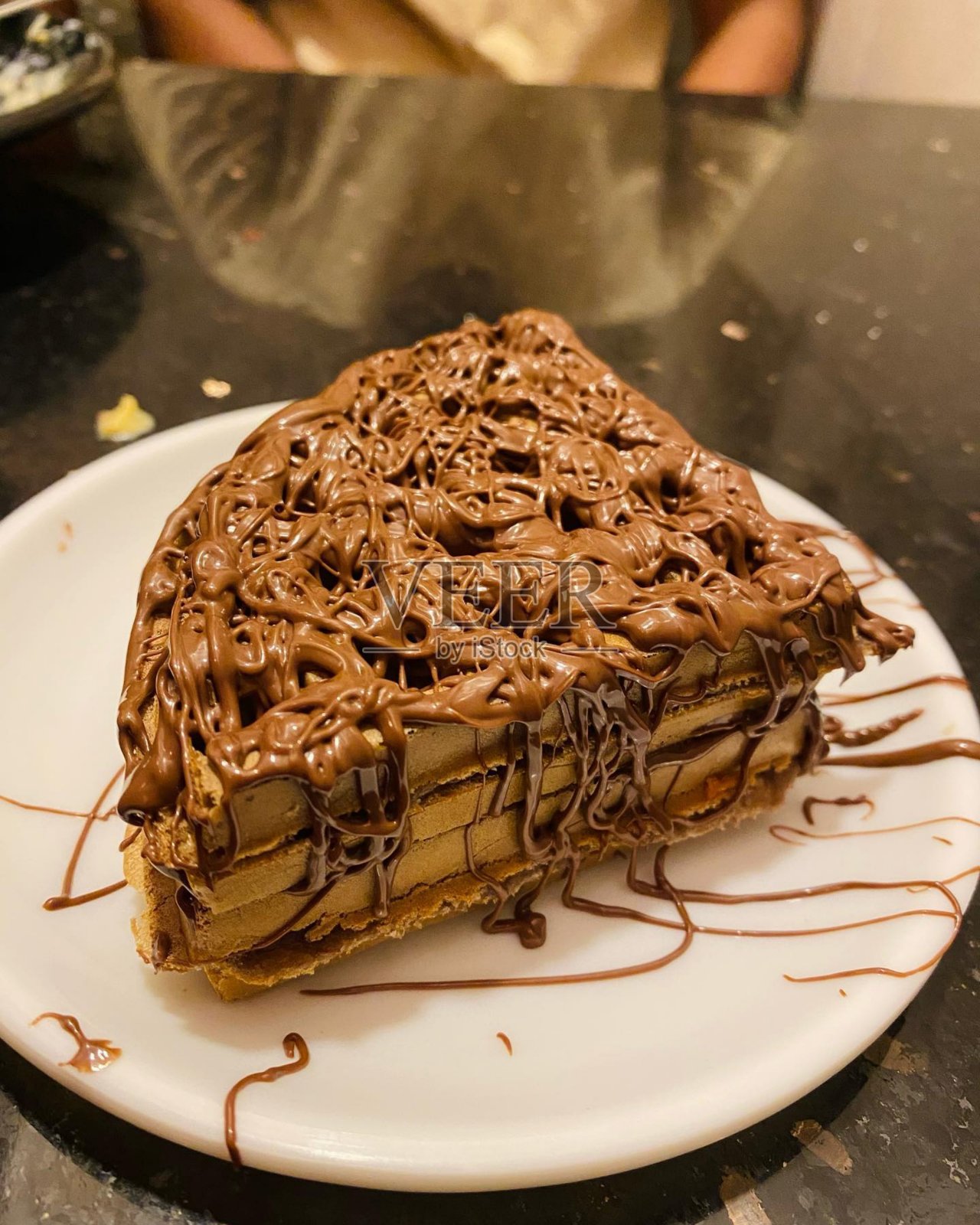 盘子里有巧克力蛋糕照片摄影图片