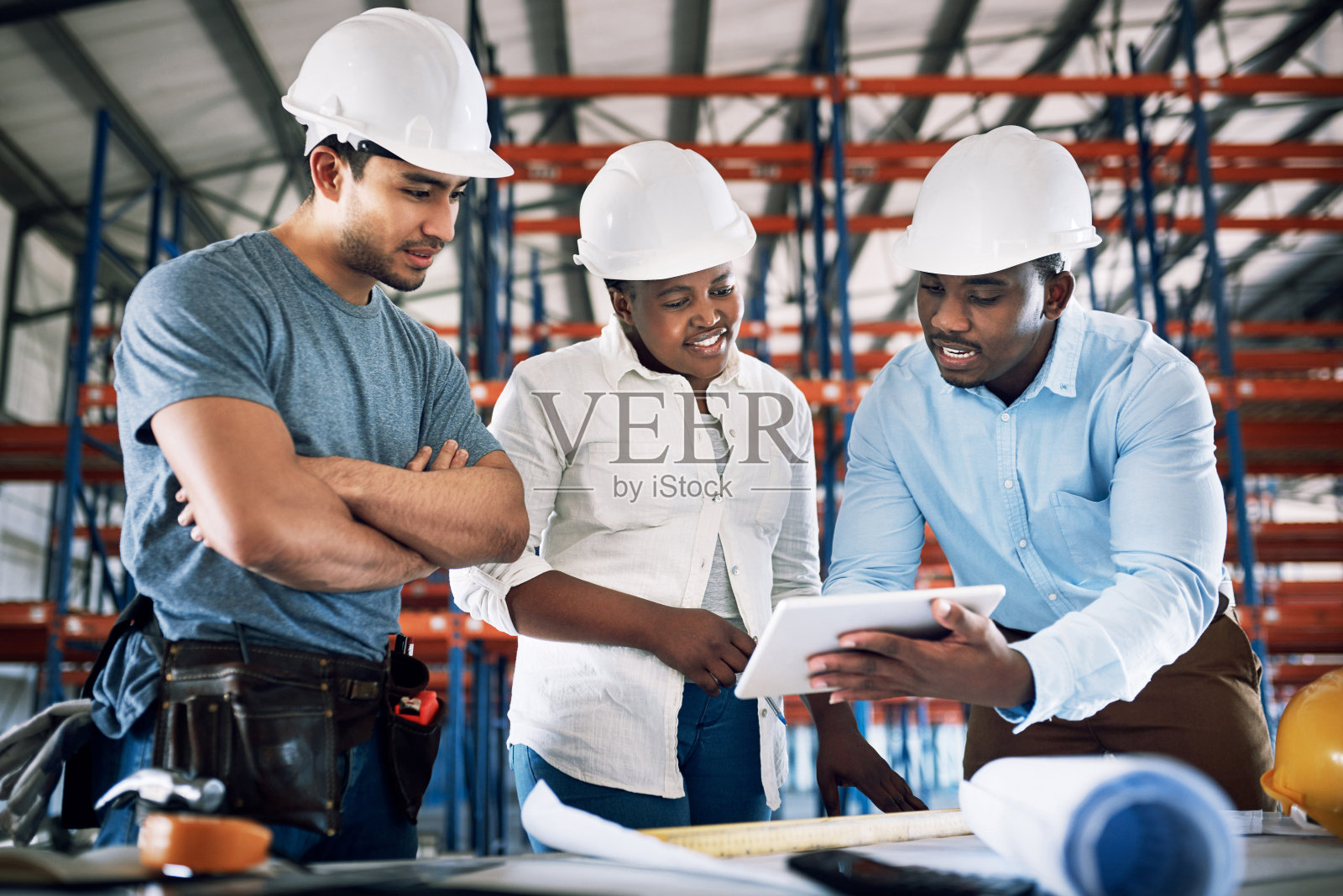 一群建筑工正在建筑工地开会照片摄影图片