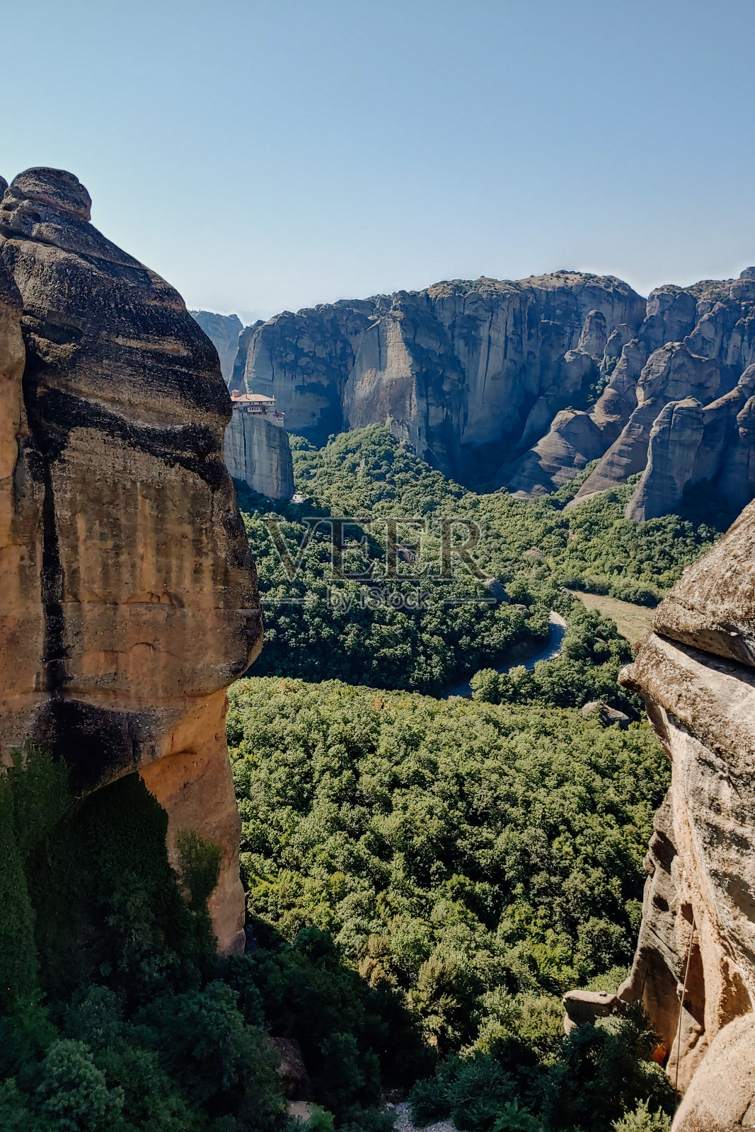 卡兰巴卡的寺庙和迈特拉的岩层,照片摄影图片