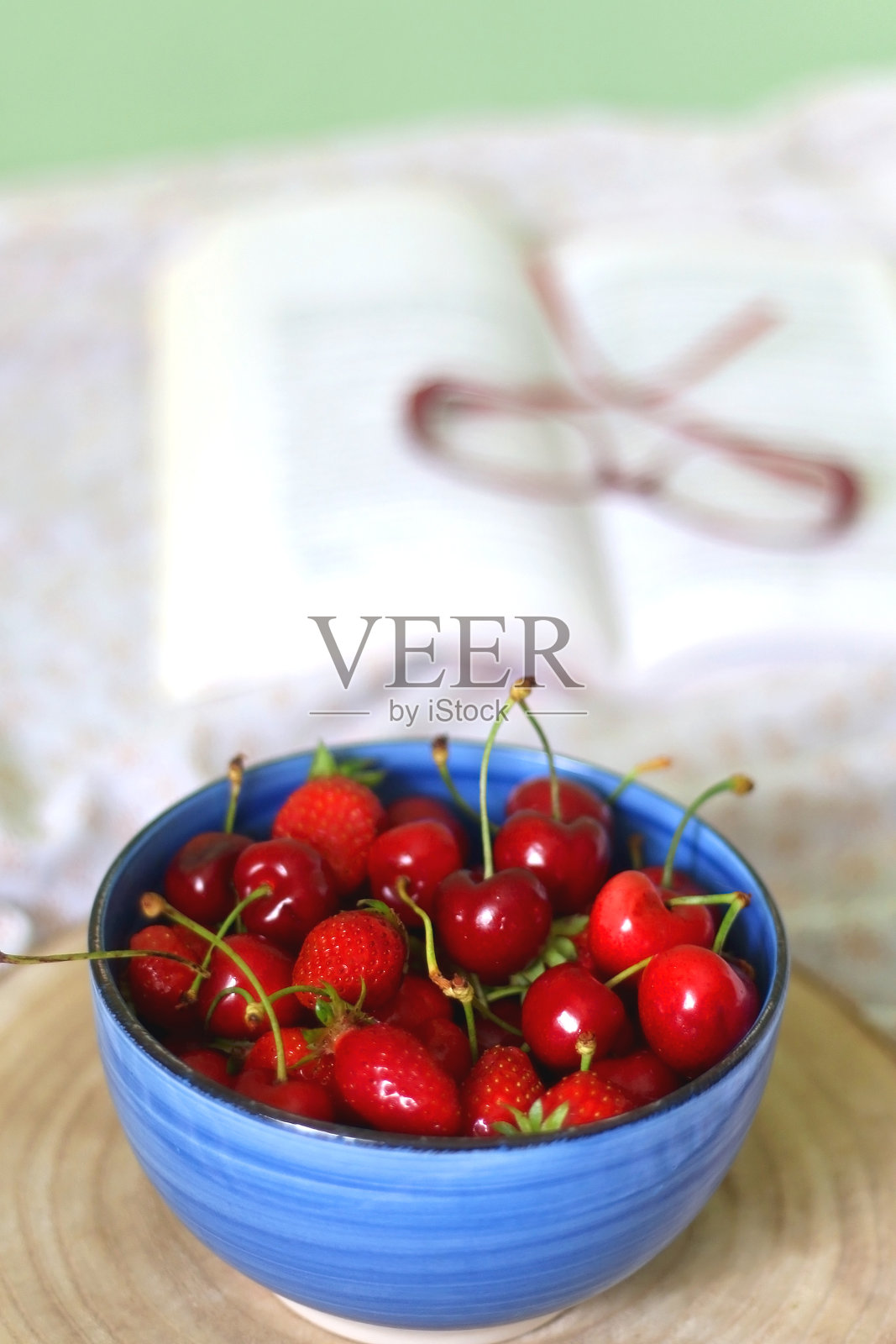 水果,书和眼镜照片摄影图片