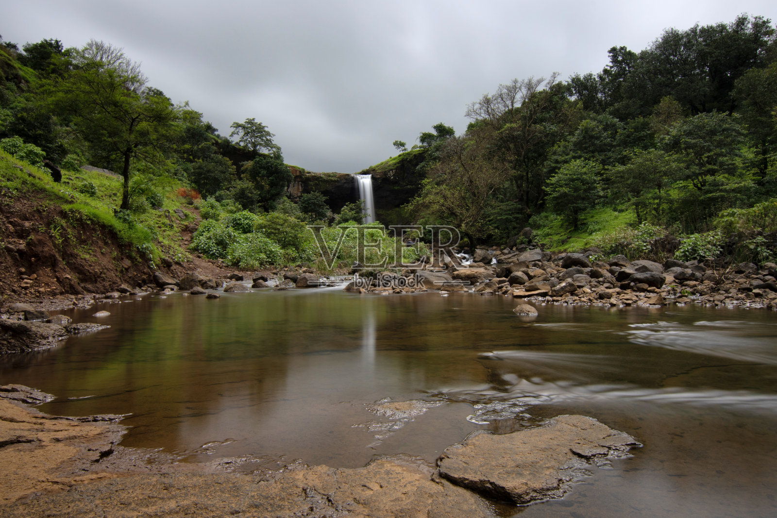 印度马哈拉施特拉邦伊格特普里的瓦塔纳湖瀑布照片摄影图片