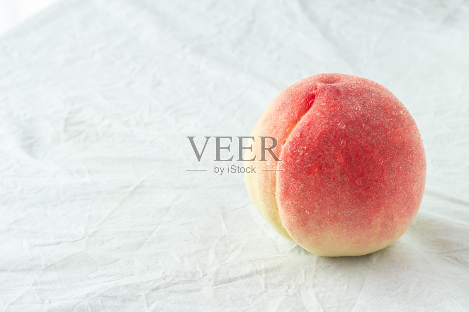 新鲜的桃子与水滴照片摄影图片