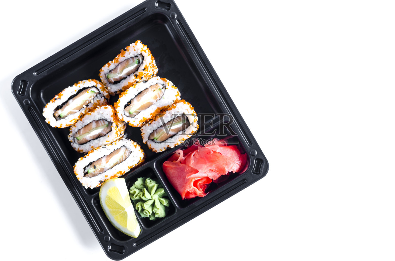 新鲜的鱼,黄瓜和奶酪卷装饰芝麻。芥末和姜卷在一个黑色的塑料碗俯视图。红卷食品配送理念照片摄影图片