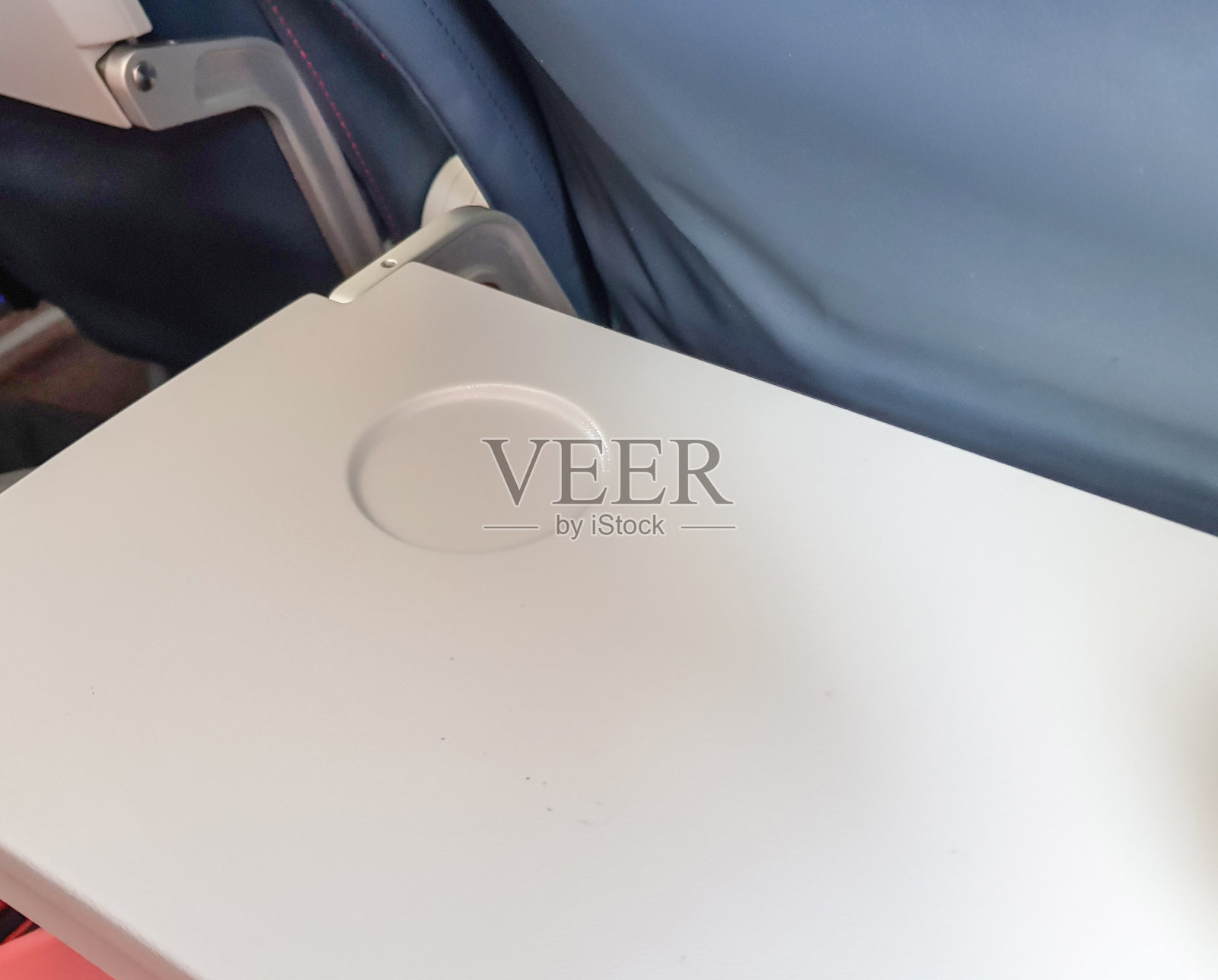 打开桌子的飞机托盘与玻璃支架,特写照片摄影图片