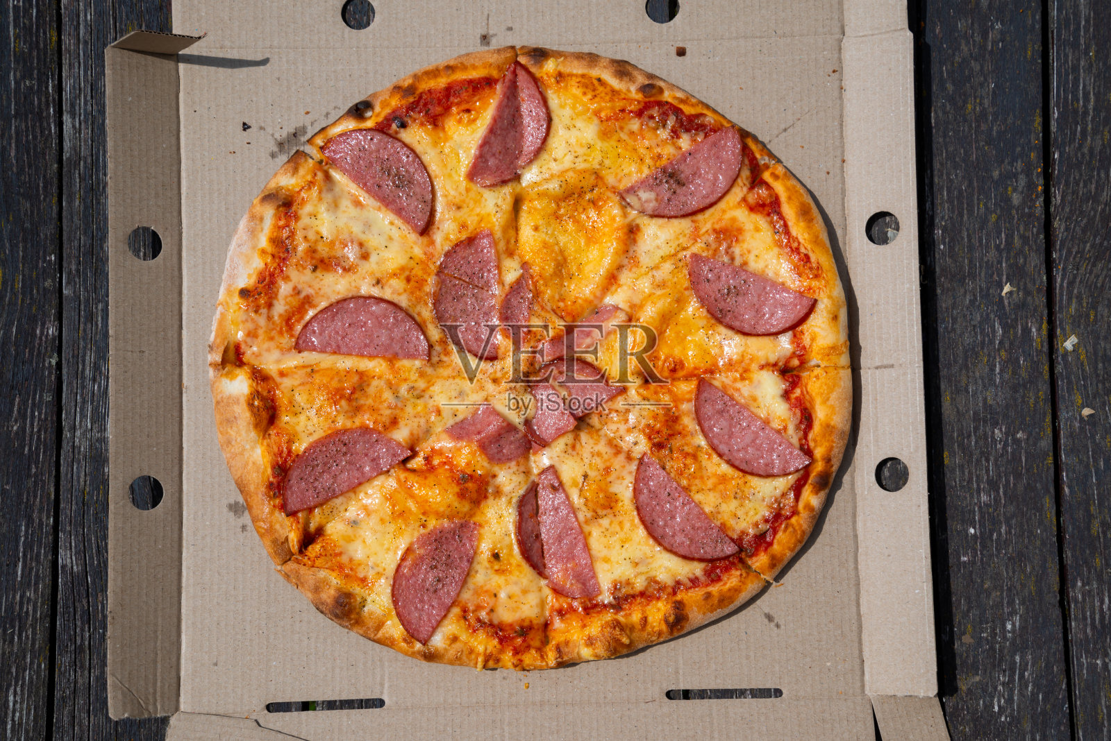 在黑色背景下的硬纸盒里的披萨。空间的文本。从以上观点。披萨外卖。比萨菜单。照片摄影图片