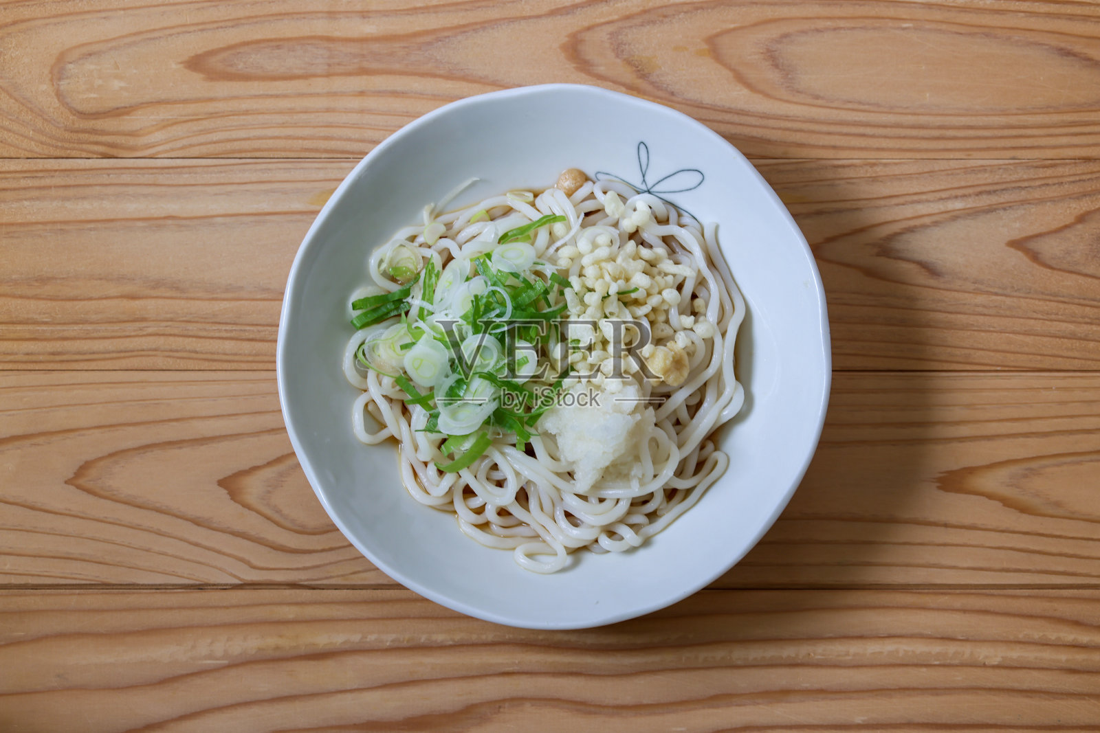 凉拌乌冬面加酱放在白碟上照片摄影图片