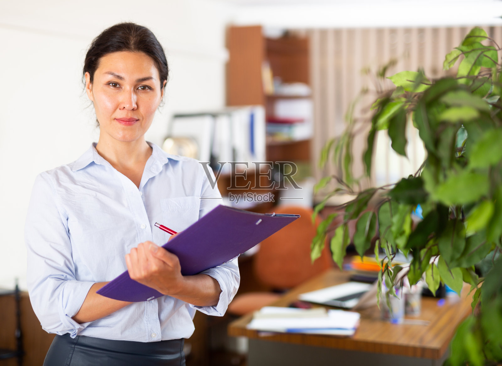 年轻的成年女商人在办公室的肖像照片摄影图片