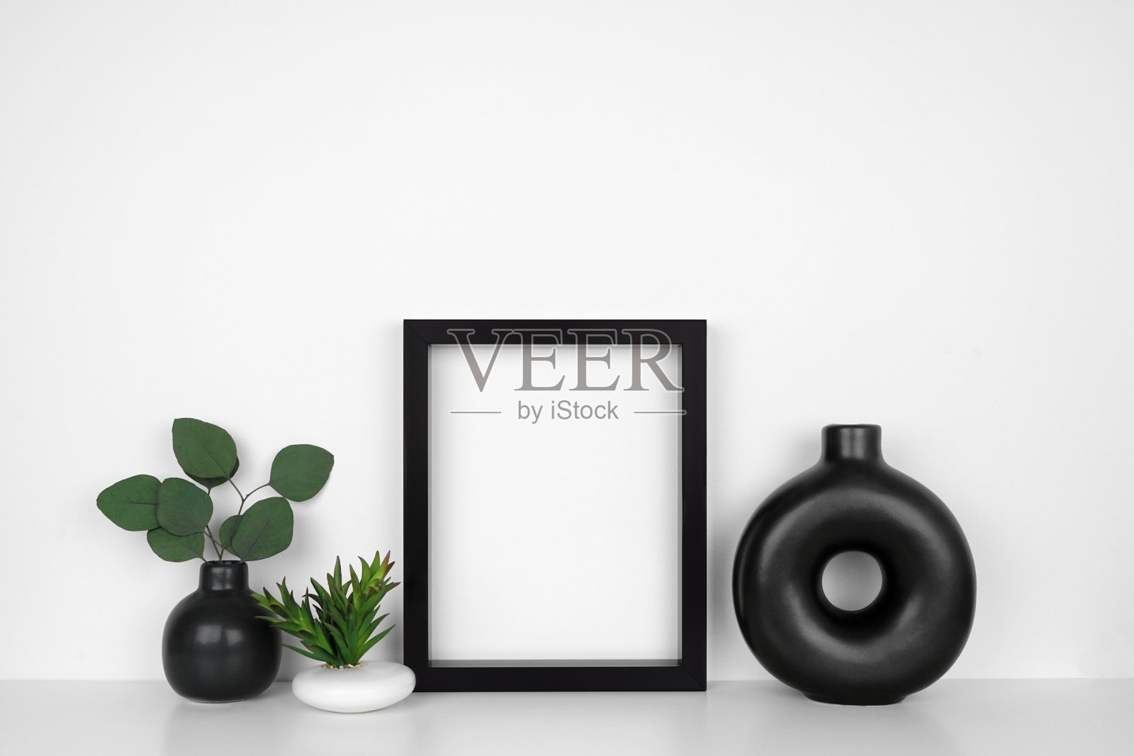 在白色的墙壁上,用现代的黑色装饰模拟黑色框架照片摄影图片