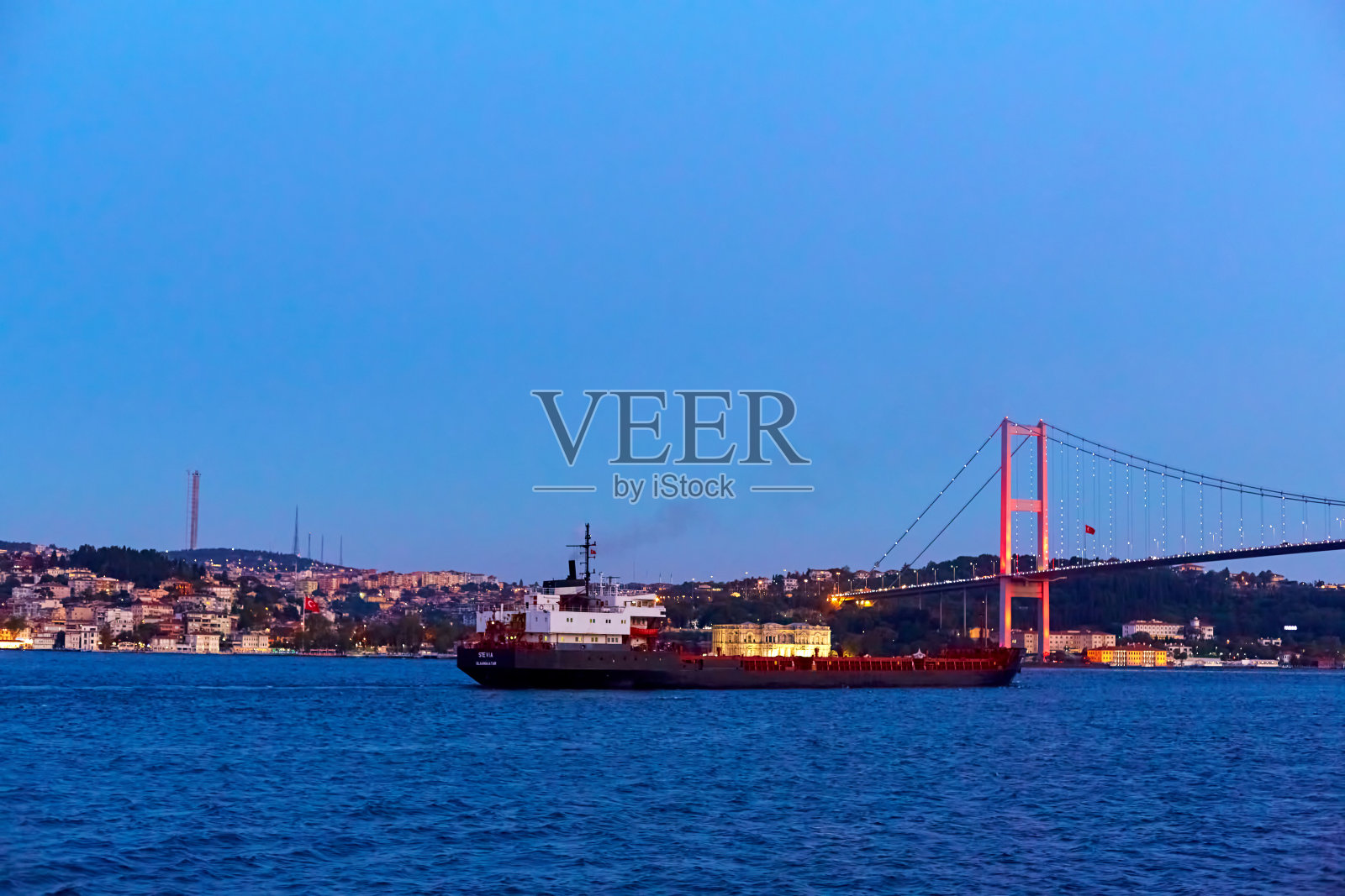 伊斯坦布尔博斯普鲁斯海峡的夜航。博斯普鲁斯大桥,夜色中的灯光照片摄影图片