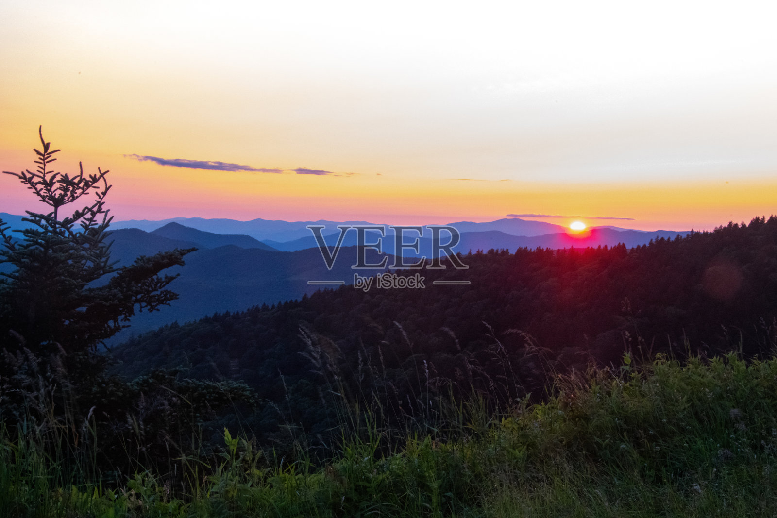 7月初的日落,在Cowee Mtn Overlook,蓝岭公园路照片摄影图片