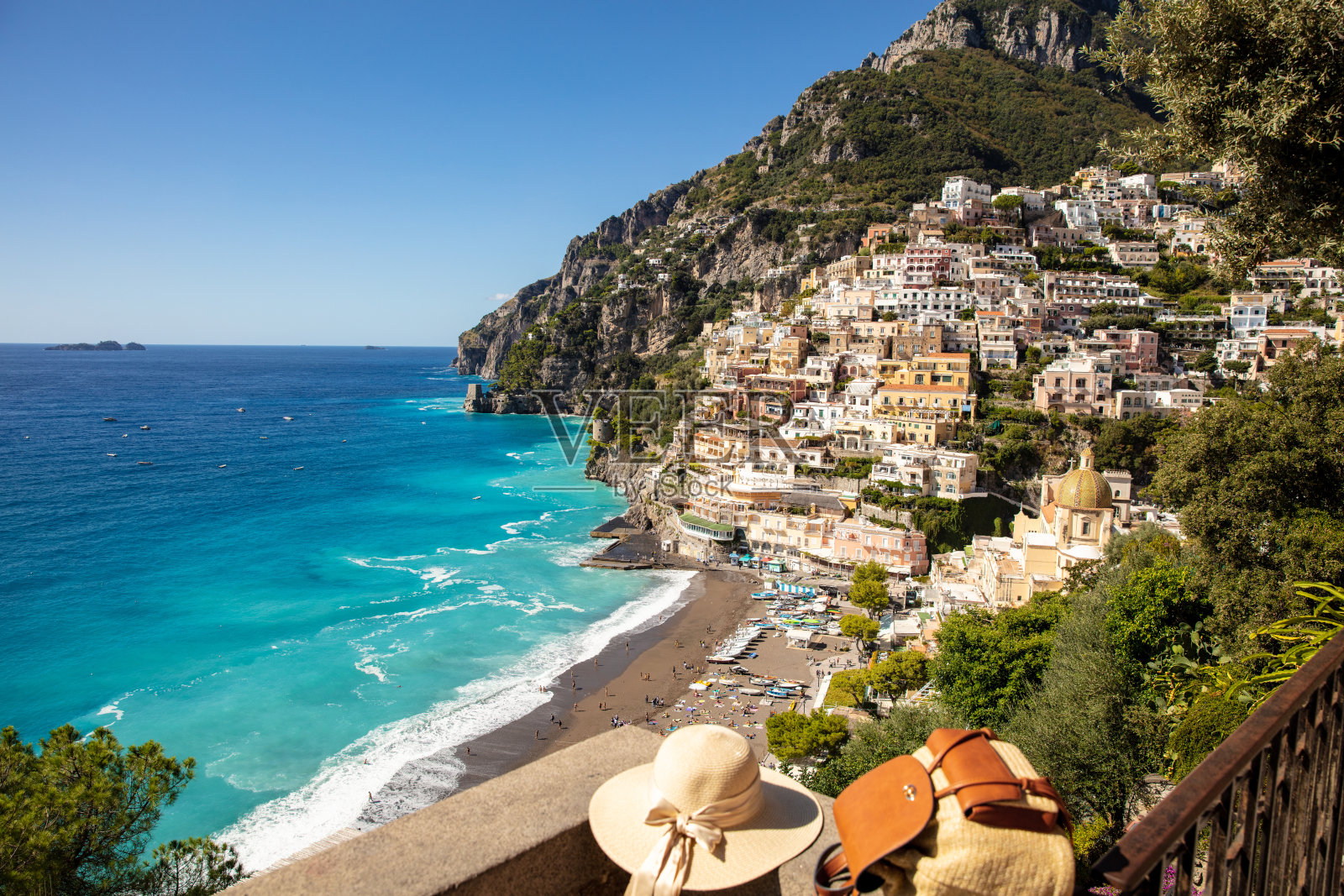 阳台上的帽子和钱包对阵波西塔诺照片摄影图片