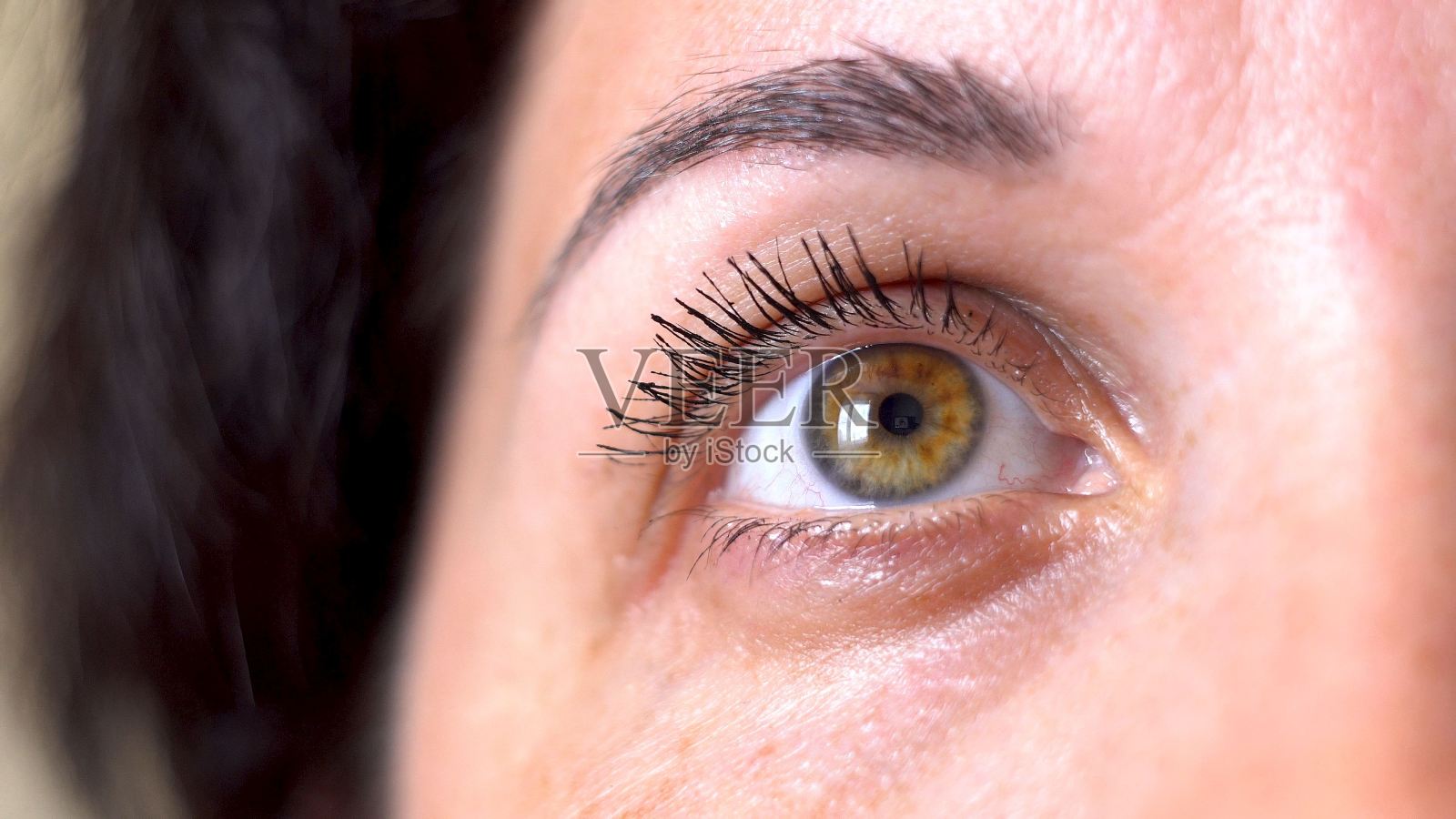 女人的眼睛看着照片摄影图片