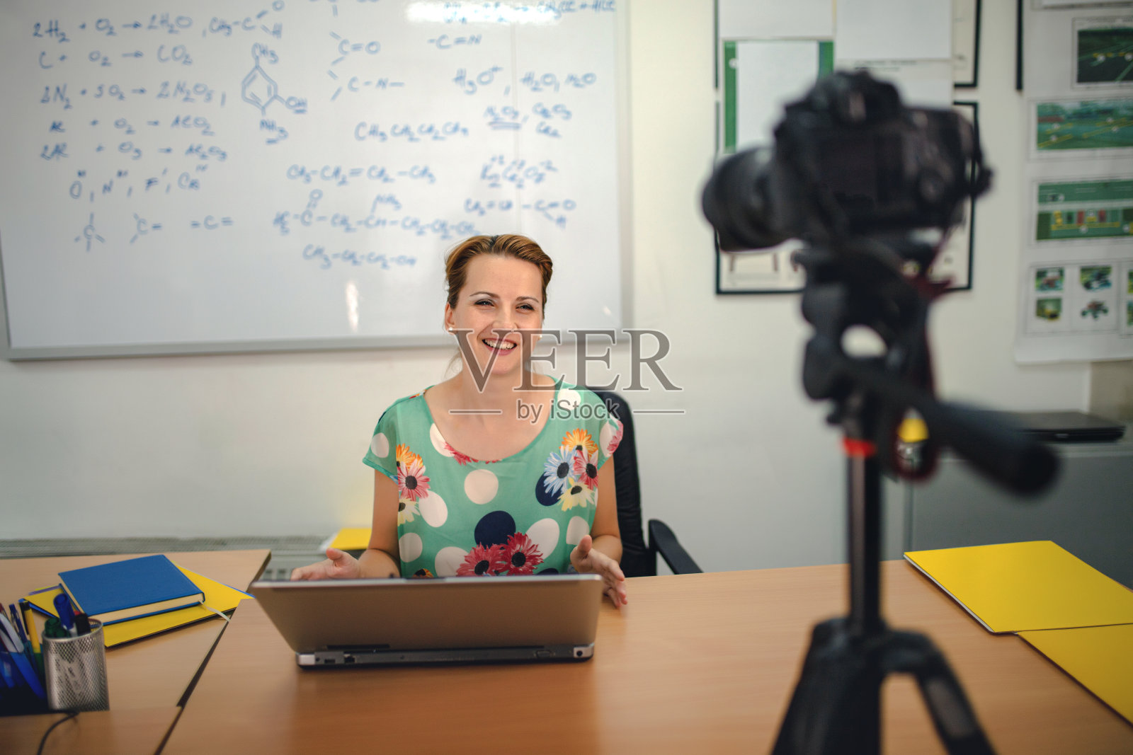 开朗的女家教在线工作。照片摄影图片