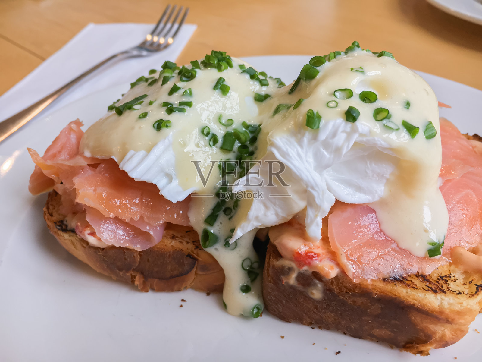 美味的早餐或早午餐,熏鲑鱼蛋班尼迪克,绿洋葱烤吐司照片摄影图片