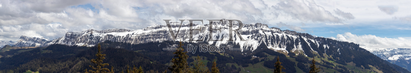 被雪覆盖的sigriswil山脊全景照片摄影图片