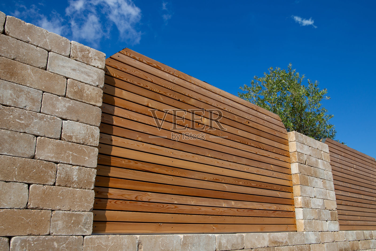 漂亮的新木栅栏作为财产边界照片摄影图片