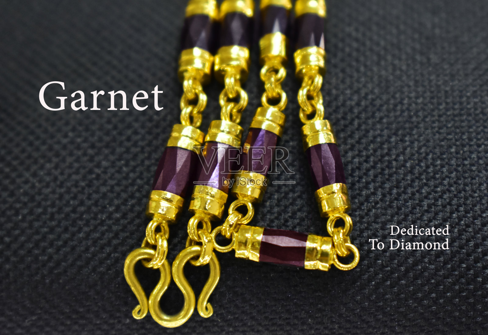 用石榴石装饰的金项链和手镯照片摄影图片