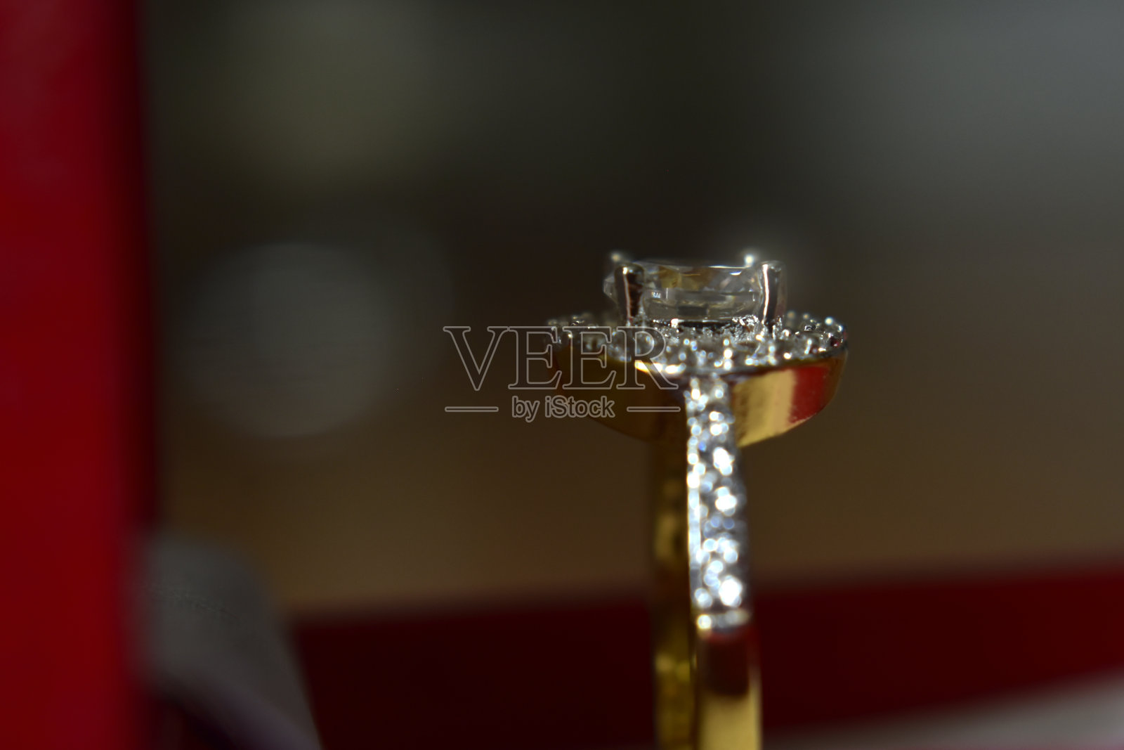 结婚戒指是一种钻石戒指,是豪华和昂贵的。照片摄影图片