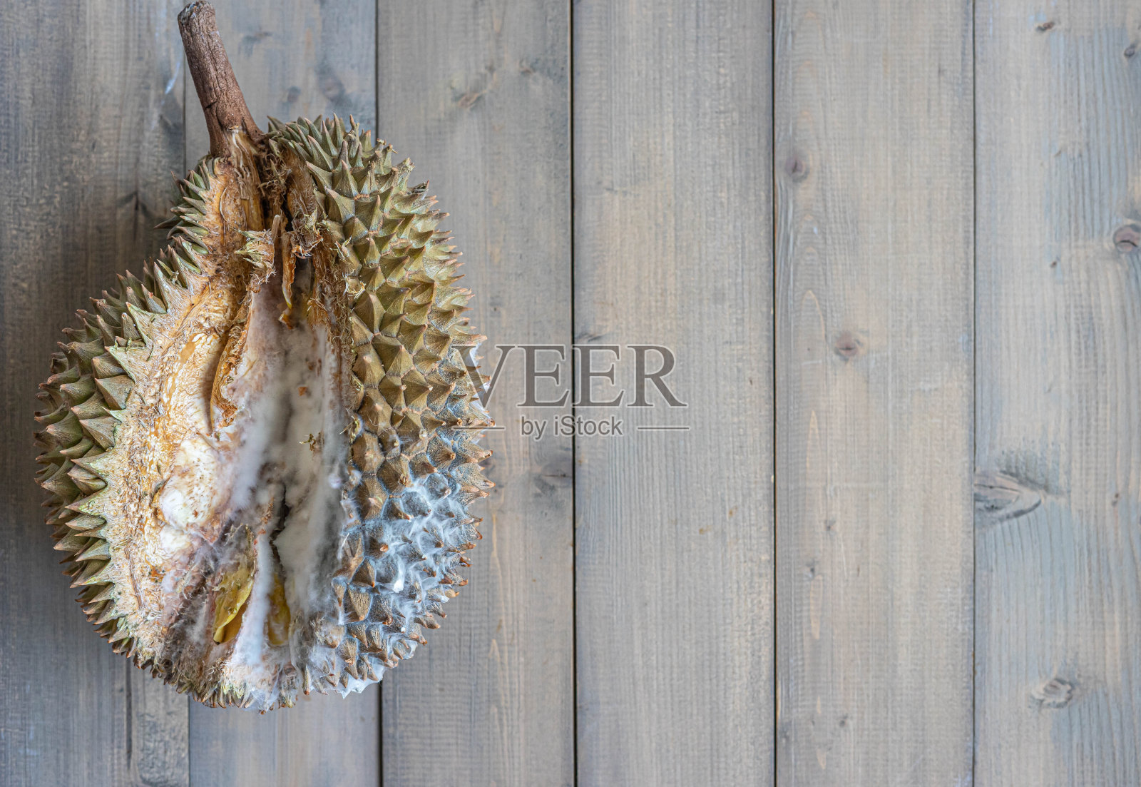 特写腐烂的榴莲,以木头为背景。照片摄影图片