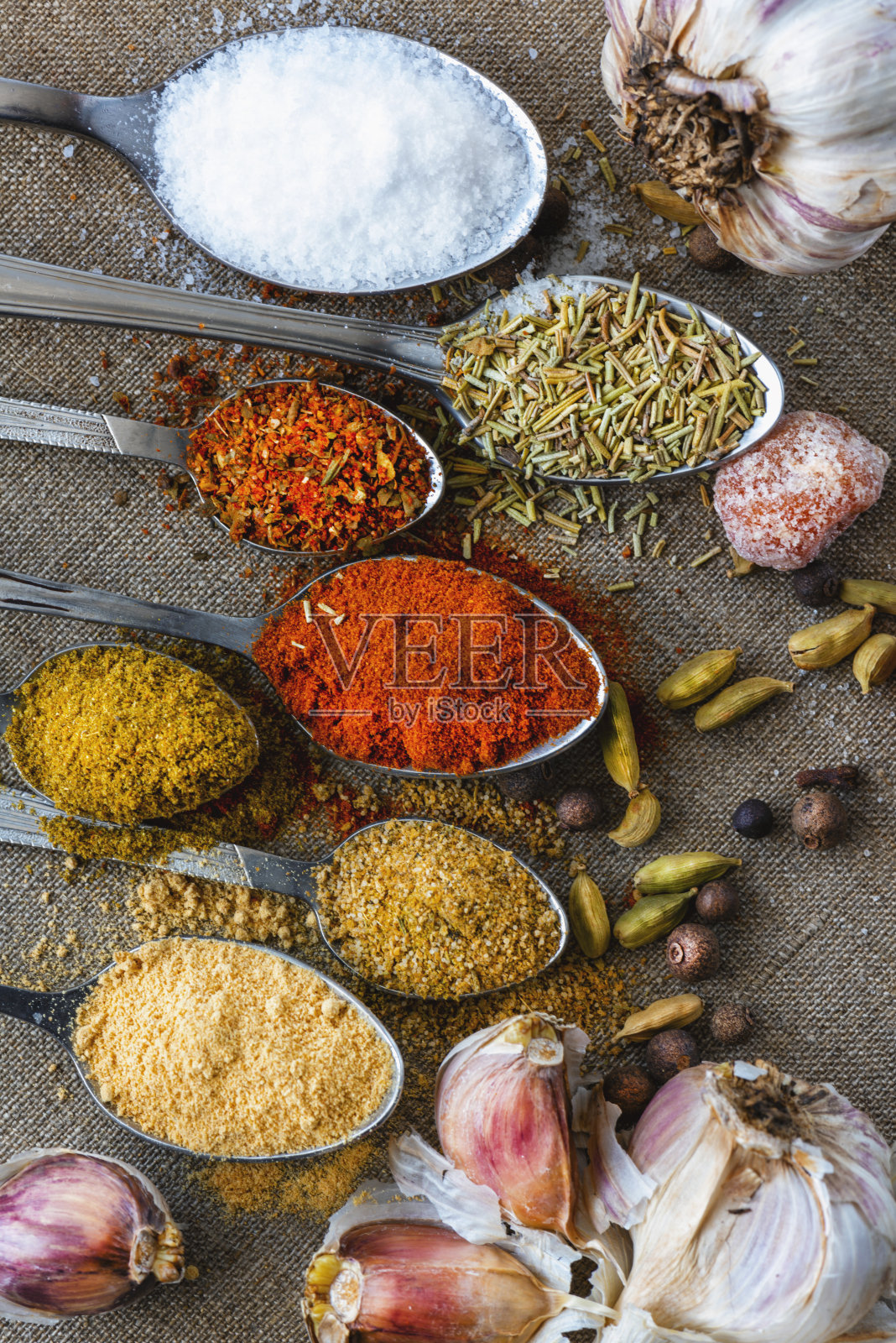 烹饪用的五颜六色的香草和香料照片摄影图片