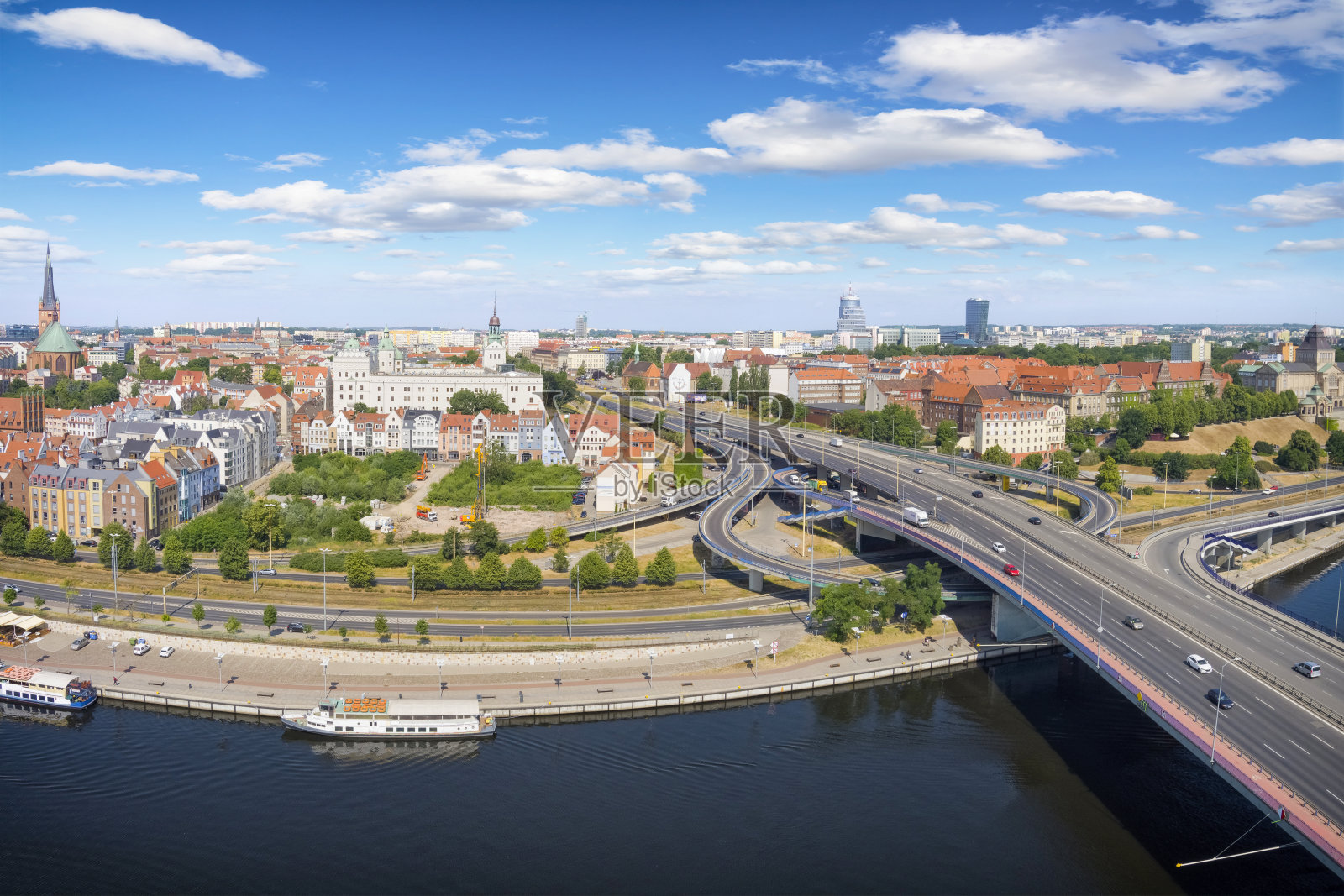 鸟瞰图奥德拉河,城市高速公路和什切青市,波兰照片摄影图片