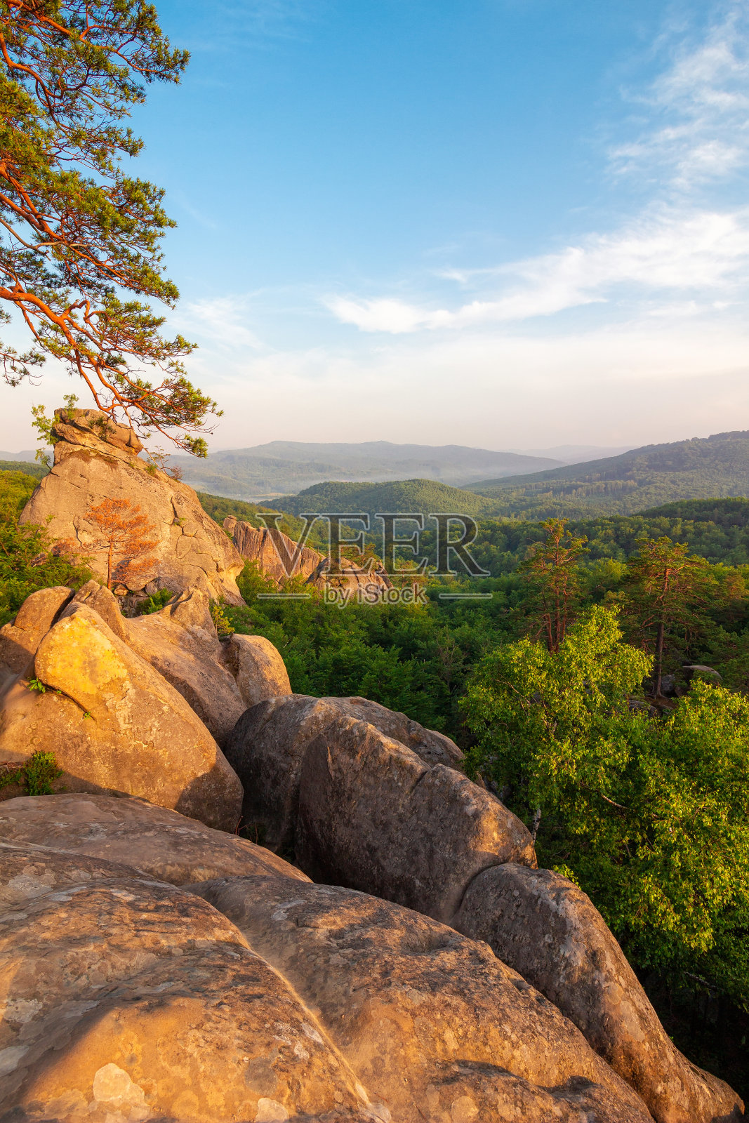 喀尔巴阡山脉的日落景观,巨大的多夫布什岩石照片摄影图片