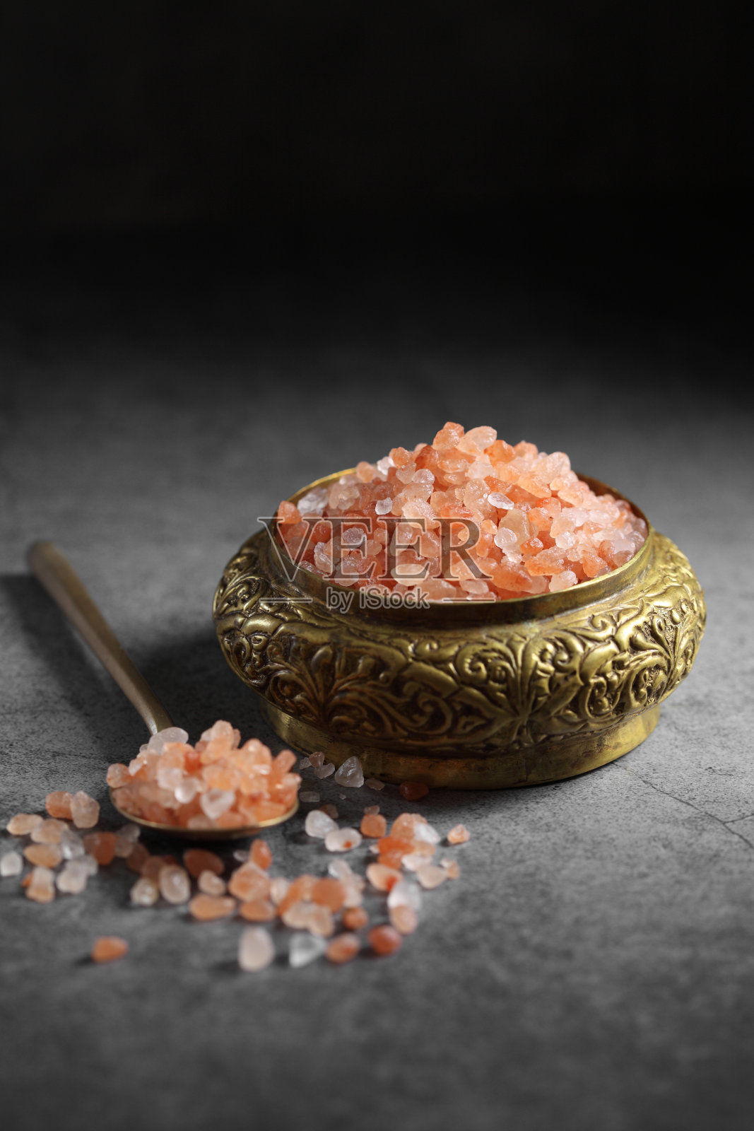 阁楼厨房的金色盒子里放着喜马拉雅粉盐照片摄影图片