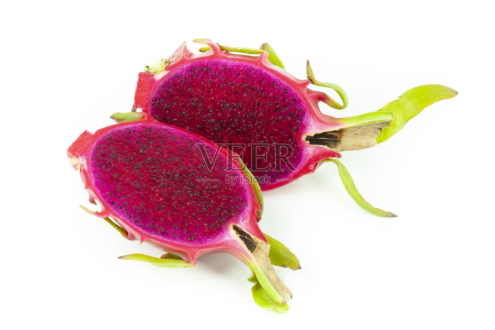 白底上切成两半的火龙果照片摄影图片