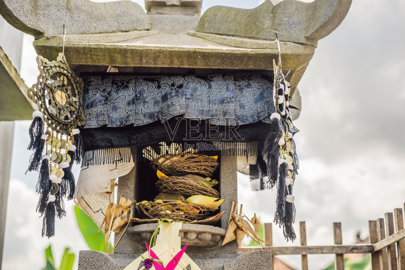 巴厘人用鲜花和香棒供奉巴厘岛诸神的传统祭品照片摄影图片